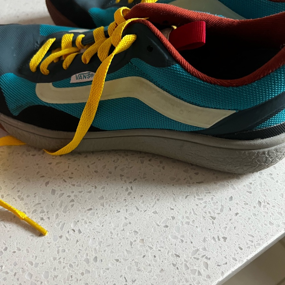 Very new Vans Exo Mens size 8. Hard to FIND!